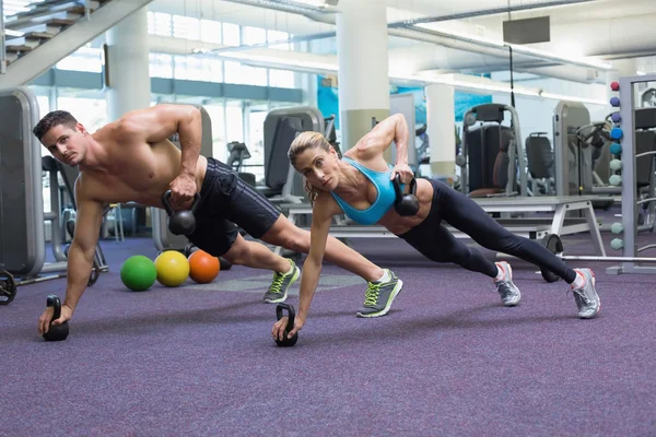 Musculação homem e mulher em posição de prancha — Fotografia de Stock