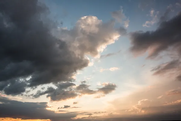 Céu azul e laranja com nuvens — Fotografia de Stock