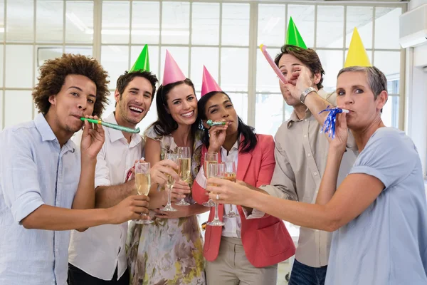 Geschäftsteam feiert mit Champagner — Stockfoto