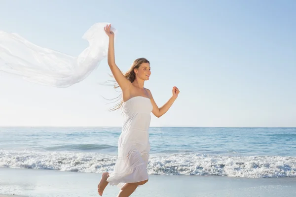 Blonde in sundress op het strand met sjaal — Stockfoto