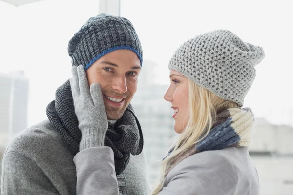 Leuk paar in warme kleding knuffelen — Stockfoto