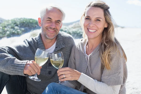 Casal desfrutando de vinho em piquenique na praia — Fotografia de Stock