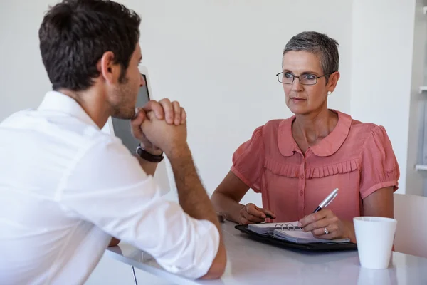 Businesswoman talking with colleague — Stock Photo, Image