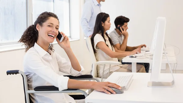 Empresária em cadeira de rodas ao telefone — Fotografia de Stock