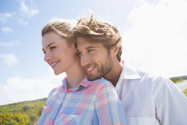 Sorridente coppia in piedi al di fuori — Foto Stock