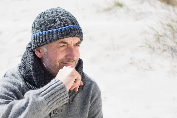 Muž na pláži v čepici a šálu — Stock fotografie