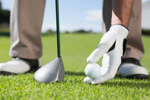 Golfista colocando bola de golfe no tee — Fotografia de Stock