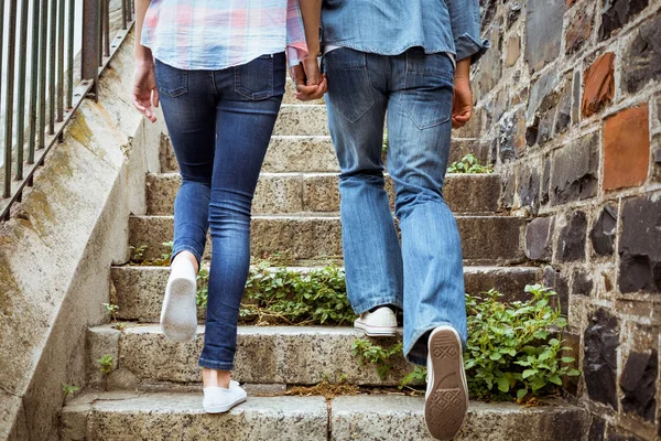 髋关节的年轻夫妇，沿着台阶走进 — 图库照片