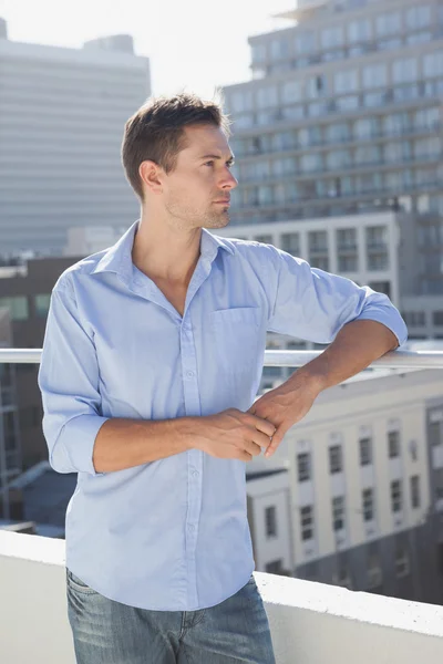 Bell'uomo sul suo balcone — Foto Stock