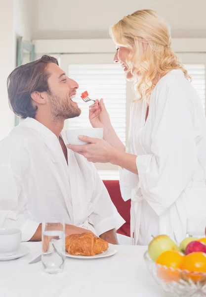 Pareja desayunando en sus albornoces — Foto de Stock