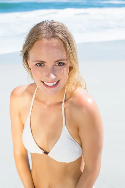 Blonde en bikini blanc sur la plage — Photo