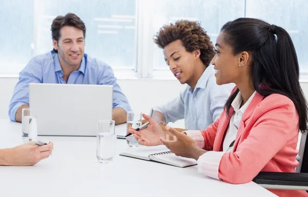 Geschäftsteam trifft sich — Stockfoto