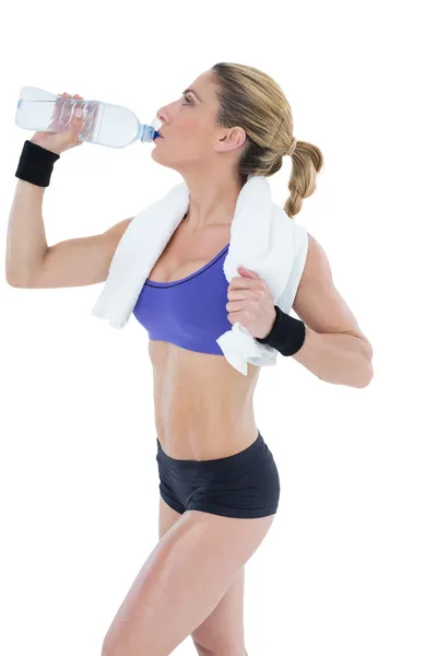 Fuerte rubia bebiendo de botella de agua — Foto de Stock