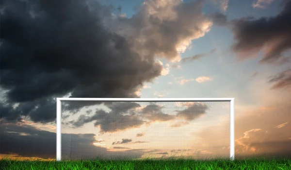 Fotbalový cíl za zatažené obloze — Stock fotografie