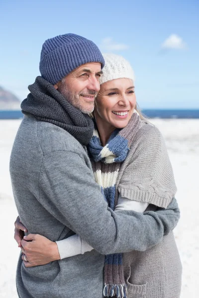 Par kramas på stranden — Stockfoto