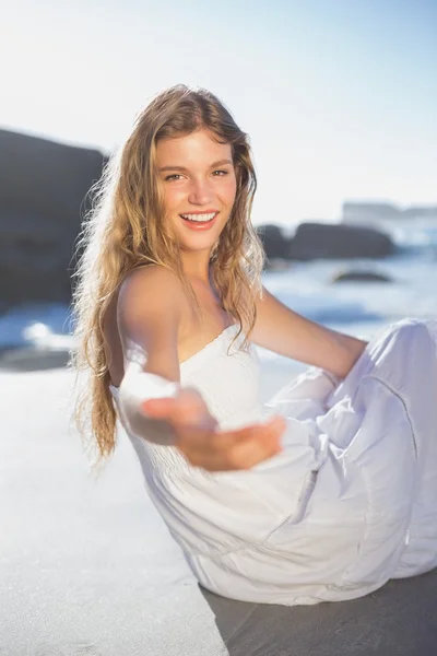 Loira oferecendo mão na praia — Fotografia de Stock