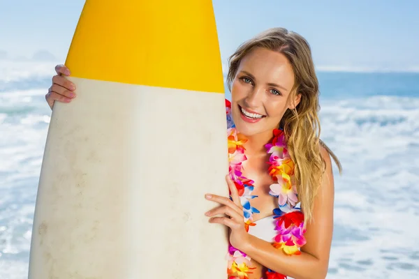 Blonda surfare i garland på stranden — Stockfoto