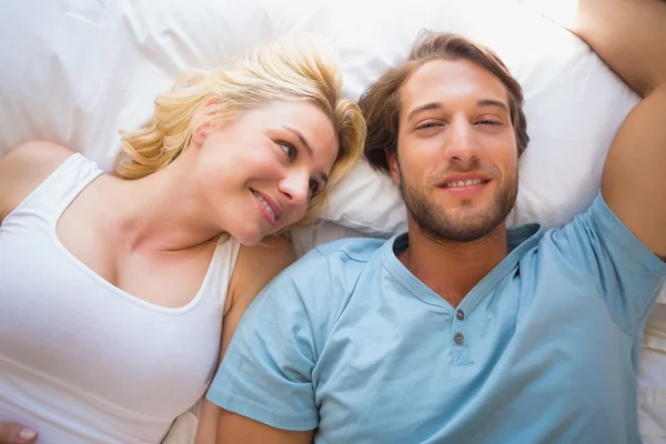 Glückliches Paar entspannt im Bett — Stockfoto