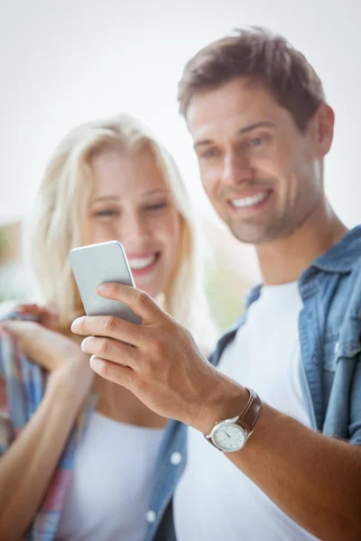 Paret tittar på smartphone tillsammans — Stockfoto