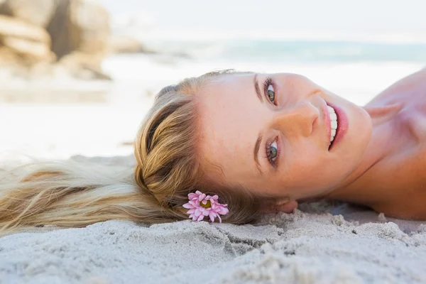 Blondine liegt am Strand — Stockfoto