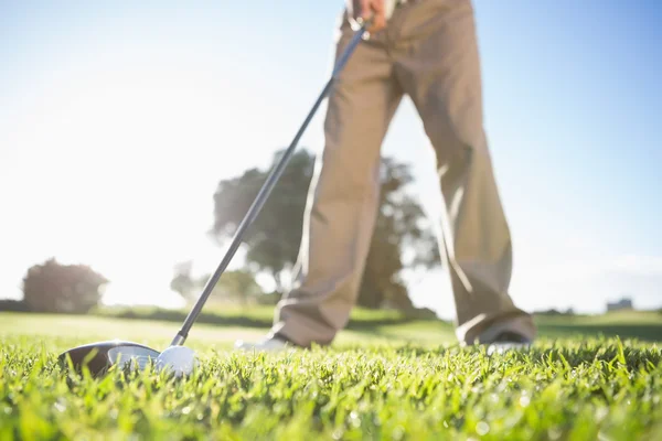 Golfer kurz davor, Golfball zu schlagen — Stockfoto