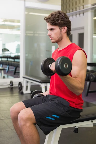 Fit hombre levantando pesadas pesas pesadas pesadas pesas negras — Foto de Stock