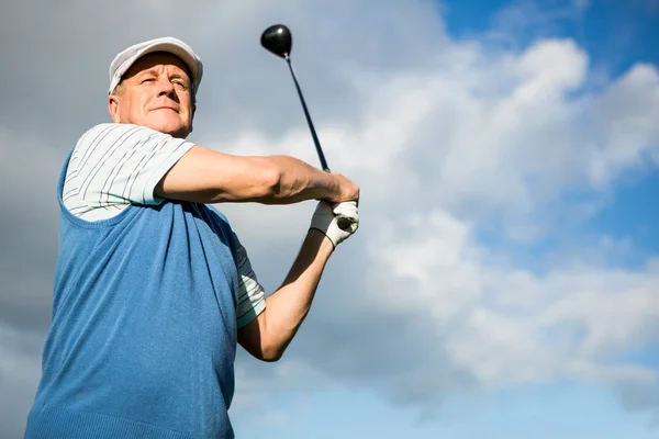 Golfista de pé e balançando seu clube — Fotografia de Stock