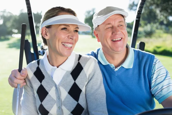 Couple de golf assis dans le buggy de golf — Photo