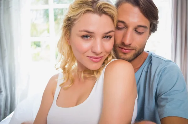 Gelukkige paar ontspannen op bed — Stockfoto