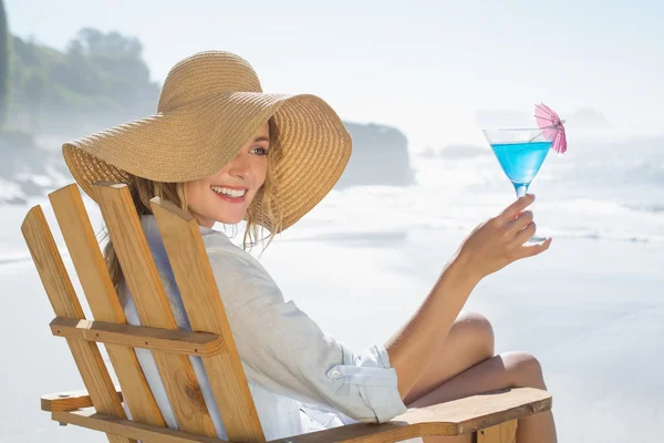 Frau entspannt sich im Liegestuhl am Meer mit Cocktail — Stockfoto