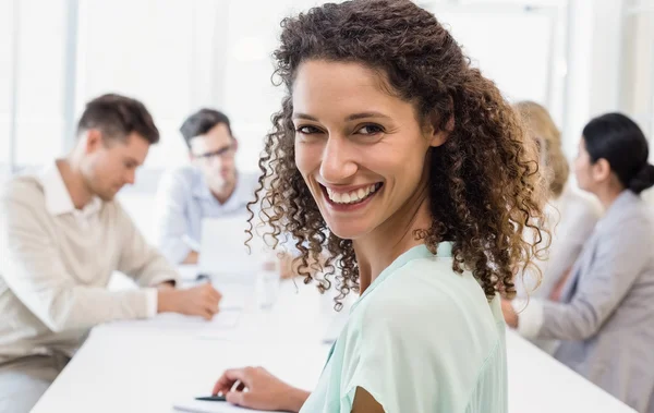 Femme d'affaires souriant pendant la réunion — Photo