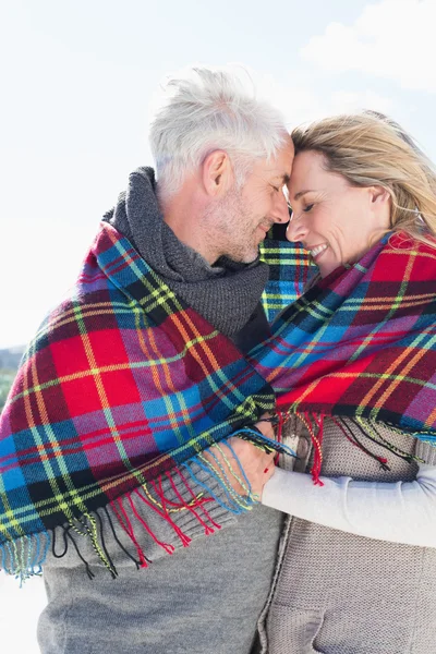 Paar in Decke gehüllt am Strand — Stockfoto