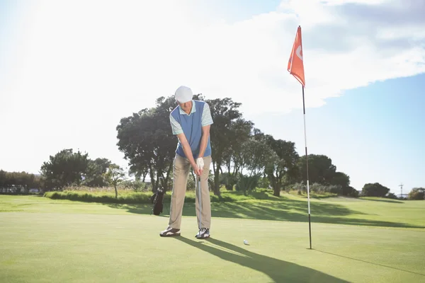 Golfista uvedení míč na greenu — Stock fotografie