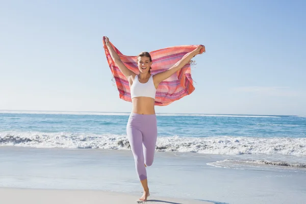 Plajda bir eşarp ile sportif sarışın — Stok fotoğraf