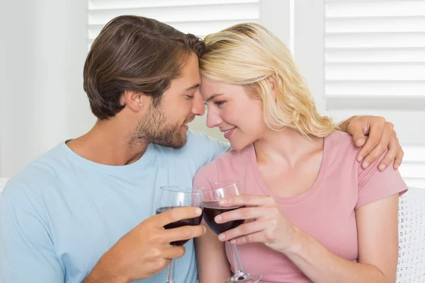 Paar drinkende rode wijn — Stockfoto