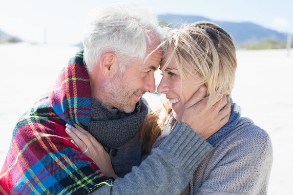 Ehepaar umarmt sich am Strand — Stockfoto