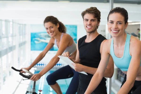Women in a spin class with trainer — Stock Photo, Image