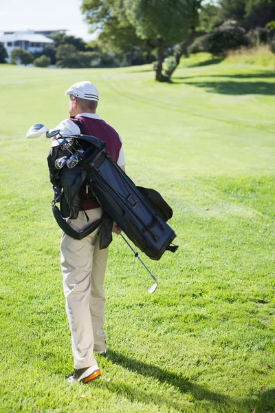 Golfspieler trägt seine Tasche — Stockfoto