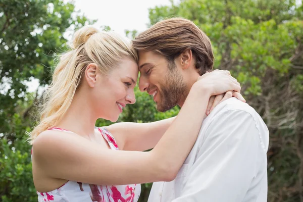 Couple standing outside hugging — Stock Photo, Image