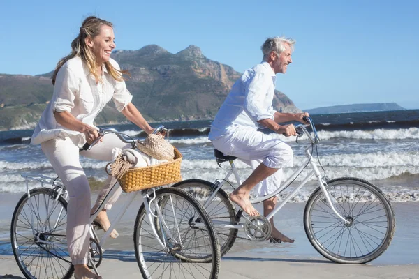 在沙滩上骑着自行车的夫妇 — 图库照片