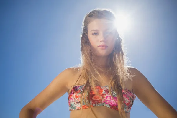 Blondynka w kwiatowy bikini na plaży — Zdjęcie stockowe