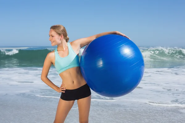 Ajuste mujer en playa celebración de pelota de ejercicio — Foto de Stock