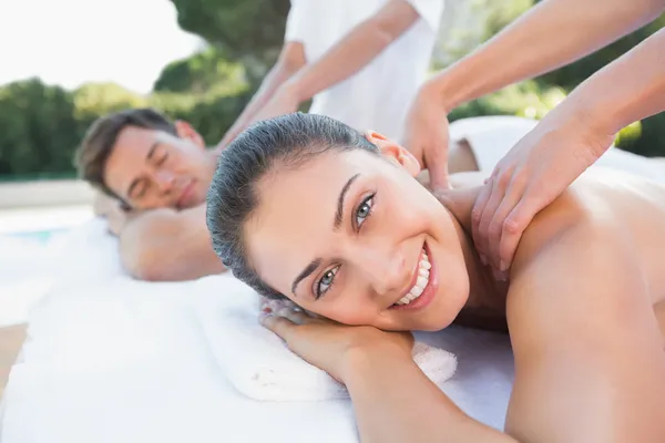 Pareja disfrutando de masajes de parejas —  Fotos de Stock