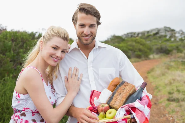 Söta par går för en picknick — Stockfoto