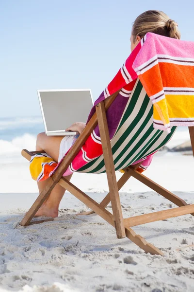 Woman in deck chair using laptop — Stock Photo, Image
