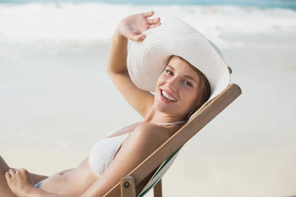 Vrouw ontspannen in ligstoel op het strand — Stockfoto