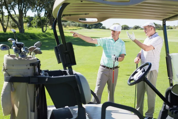 Golffreunde stehen neben Kinderwagen — Stockfoto