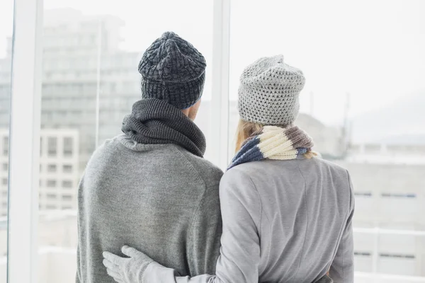 Nettes Paar in warmer Kleidung — Stockfoto