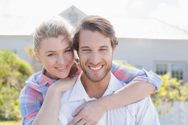 Paar glimlachend in hun tuin — Stockfoto