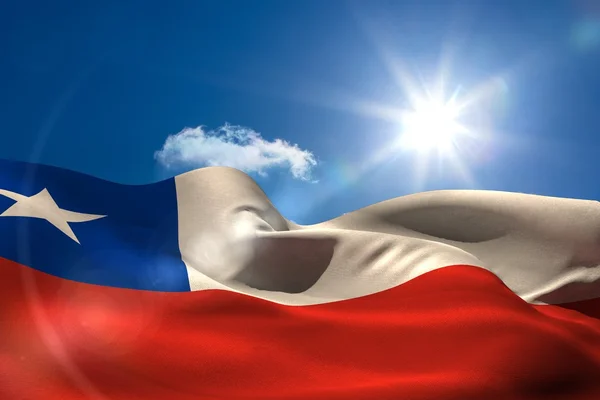 Chile národní vlajka pod slunečnou oblohou — Stock fotografie